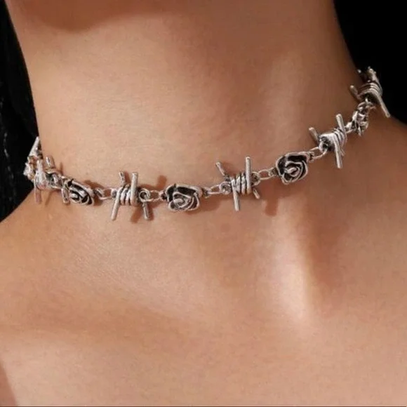 NEW Vintage Style silver Rose & Thorns choker Necklace. - Picture 1 of 7